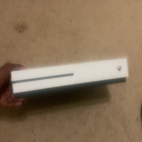 Xbox box one s still works and no issues or problems with it up for sale 😊